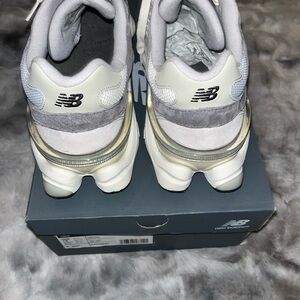 New Balance Abzorb White and Gray Athletic Shoes